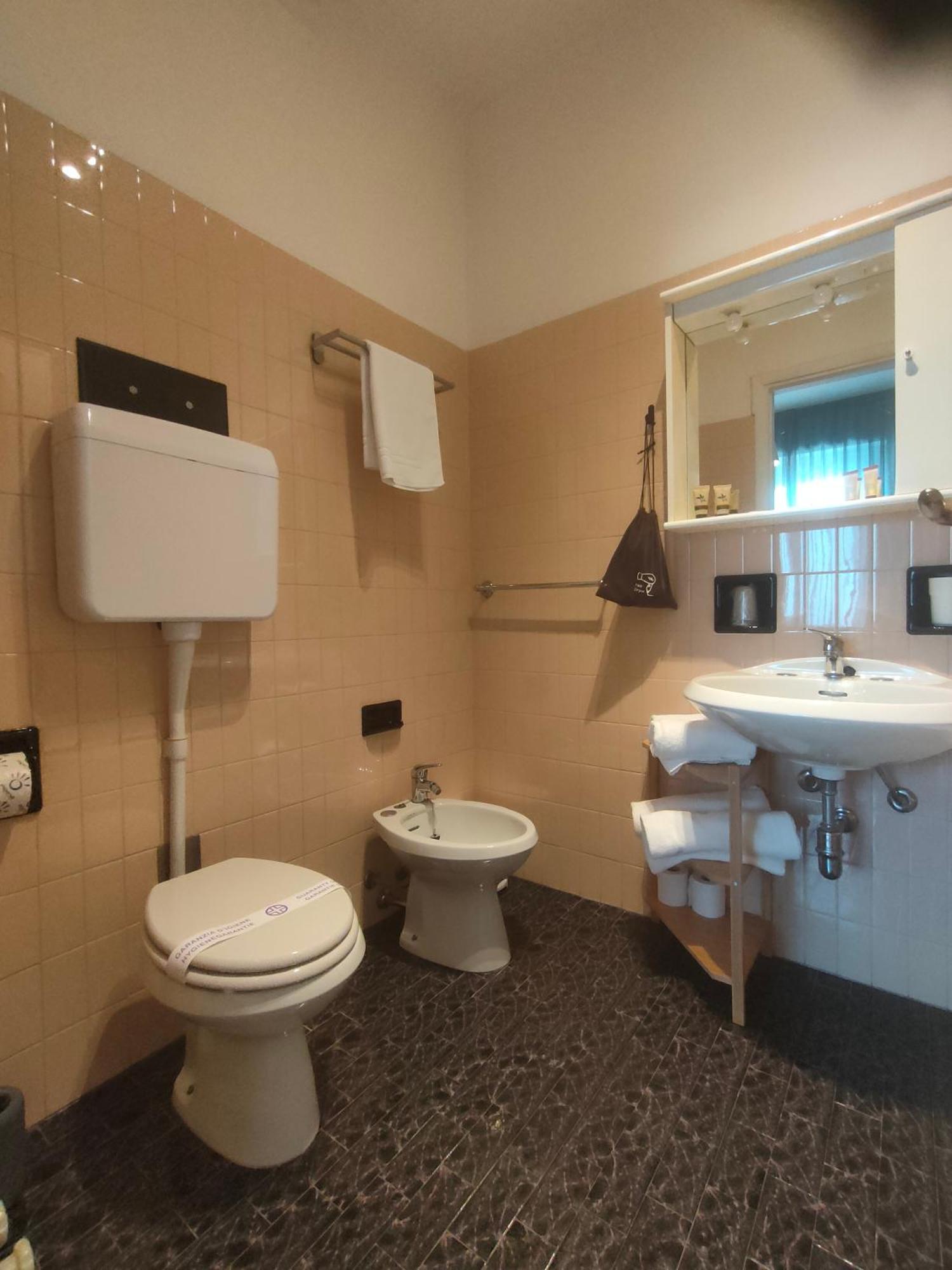 Albergo La Pescatrice Moniga del Garda Стая снимка